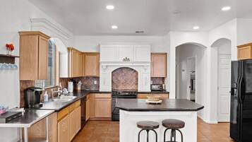 Réfrigérateur, micro-ondes, four, lave-vaisselle