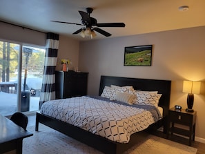 3 bedrooms, desk, iron/ironing board, travel cot - Charming 3-bedroom house nestled in the pines with WiFi, AC in Flagstaff (Flagstaff)