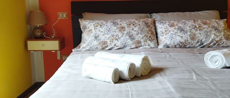 2 chambres, coffres-forts dans les chambres, bureau, lit parapluie