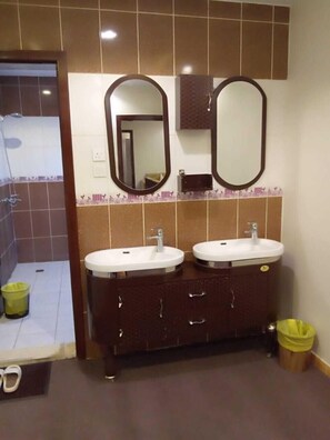 Suite superior | Baño | Regadera, jabón, shampoo, papel de baño