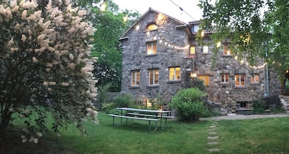 Historic former Speakeasy 4 Bdrm, walk to train and town: Pleasantville