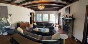 Smart-tv, een open haard, videospelletjes en een printer