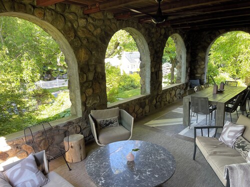 Historic former Speakeasy 4 Bdrm, walk to train and town: Pleasantville