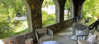 Historic former Speakeasy 4 Bdrm, walk to train and town: Pleasantville