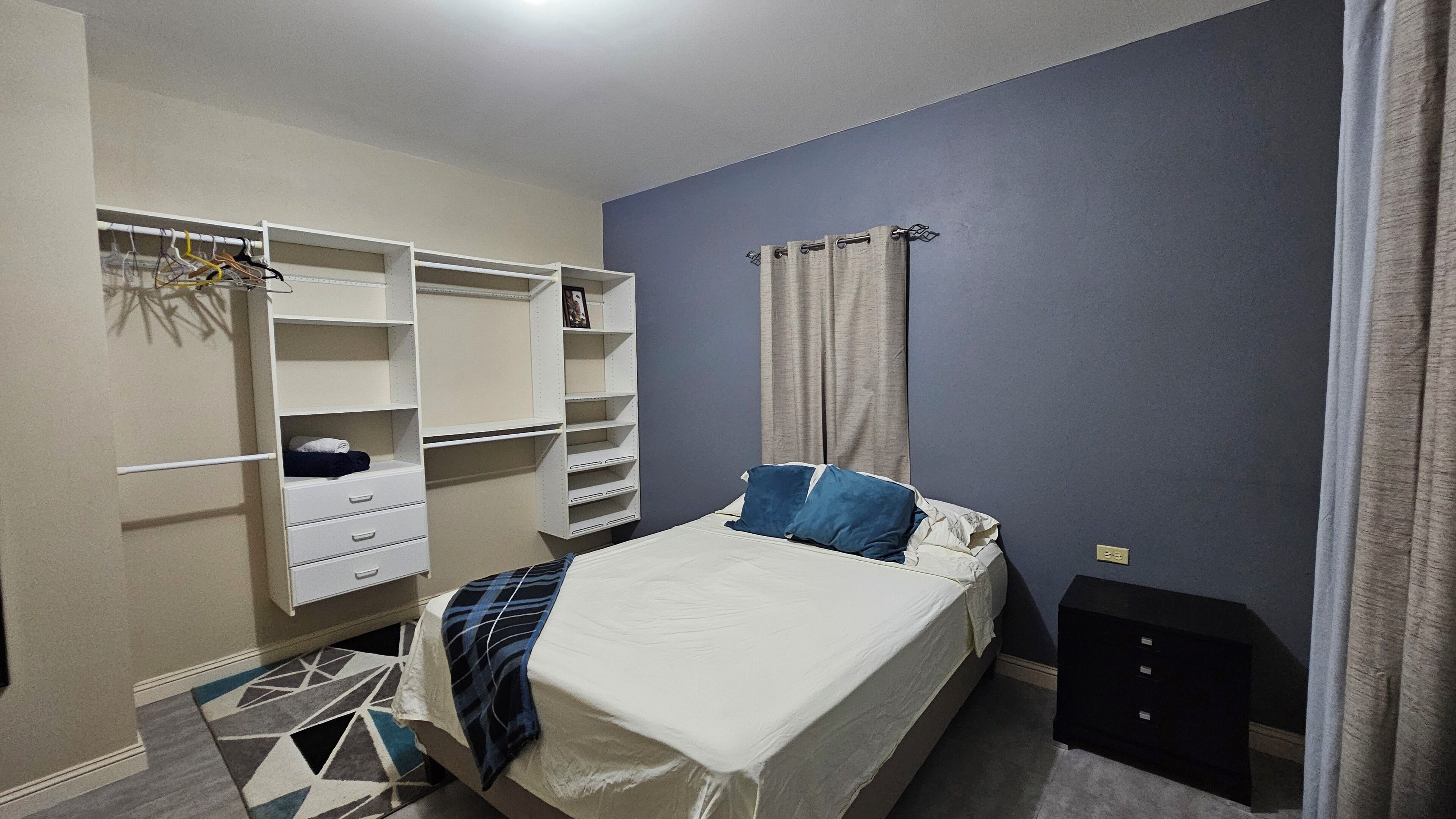 3 habitaciones, tabla de planchar con plancha, wifi y ropa de cama 