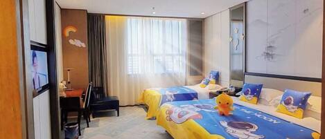 Une chambre d’hôtel avec deux lits, une télévision, un bureau et une grande fenêtre.