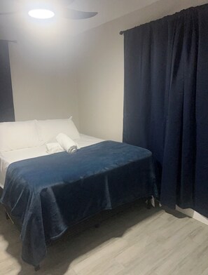 3 slaapkamers, een strijkplank/strijkijzer, gratis wifi, beddengoed