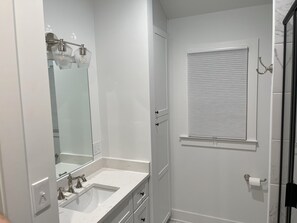 Sèche-cheveux, serviettes fournies, savon, papier toilette