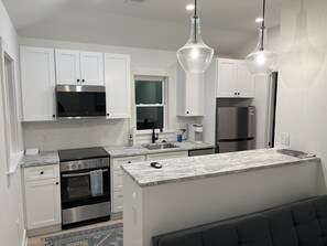 Private kitchen - Charming 1-bedroom apartment in fabulous Atlanta with WiFi, AC (Atlanta)