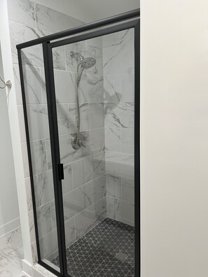 Haartrockner, Handtücher, Seife, Toilettenpapier