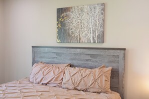 3 bedrooms, iron/ironing board, WiFi, bed sheets