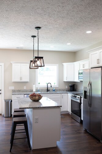 Charming 3BR Getaway Near E-Town Sports Park - Wi-Fi + AC in Scenic Glendale