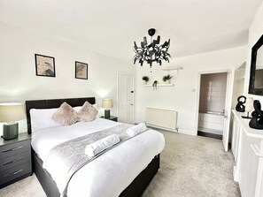 2 bedrooms, iron/ironing board, WiFi, bed sheets - Comfortable Family Apartment Near Central London (London)