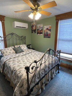 5 bedrooms, iron/ironing board, travel cot, free WiFi - Rockwood Trail House 15% off Season Special & 15 minutes to the Slopes.  #fIVE (Rockwood)