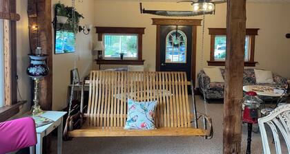 Rockwood Trail House 15% off Season Special & 15 minutes to the Slopes. #fIVE