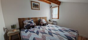 3 bedrooms, desk, iron/ironing board, travel crib