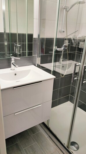 Dusche, Haartrockner, Handtücher, Seife