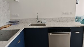 Refrigerador, microondas, horno, placa de cocina