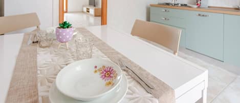 Appartement, 2 chambres, accessible aux personnes à mobilité réduite, balcon | Salle à manger