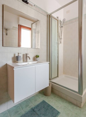 Appartement, 2 chambres, accessible aux personnes à mobilité réduite, balcon | Salle de bain | Papier de toilette