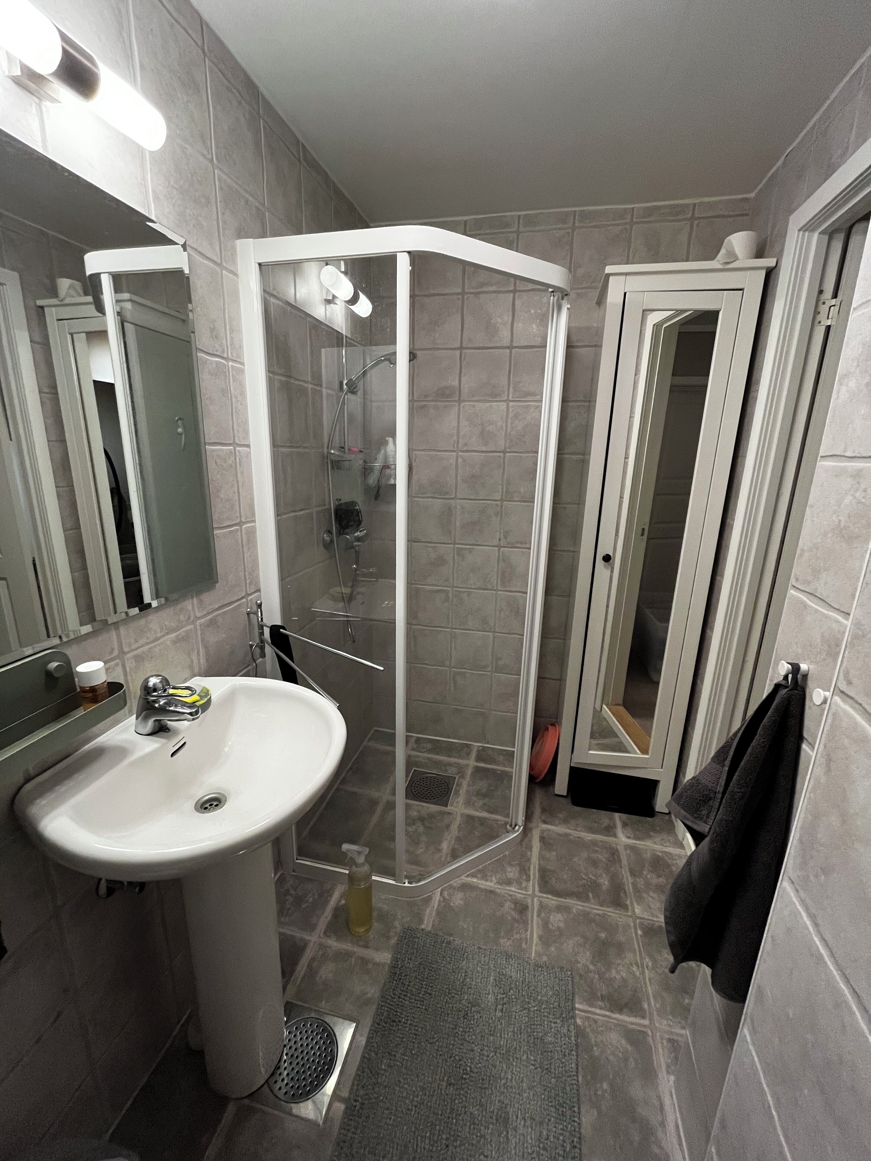 Dusj, håndklær og toalettpapir