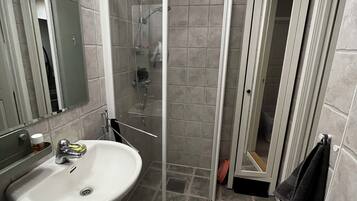 Dusj, håndklær og toalettpapir