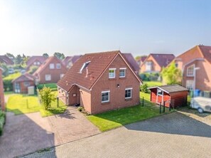 A model of a residential area with houses, a driveway, and a small shed. - Detached vacation home in Nessmersiel (near Deich) with private garden & wallbox (Dornum)