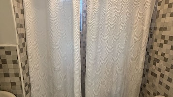 Ducha, secador de pelo, toallas, papel higiénico