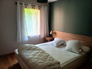 House | 5 bedrooms, bed sheets - House in Brittany Near Coastal Beaches (Surzur)