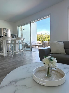 Smart TV, futbolito, tenis de mesa y libros 