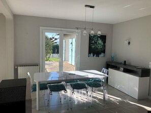 Dining - Villa at the foot of the Vercors with swimming pool, tennis court and boules pitch on 5000m2 garden (Chabeuil)