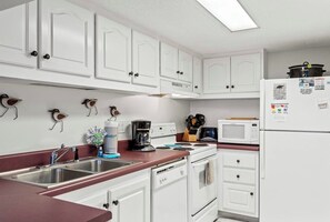 Fridge, microwave, oven, stovetop - Cozy Private Beach Escape (Panama City Beach)