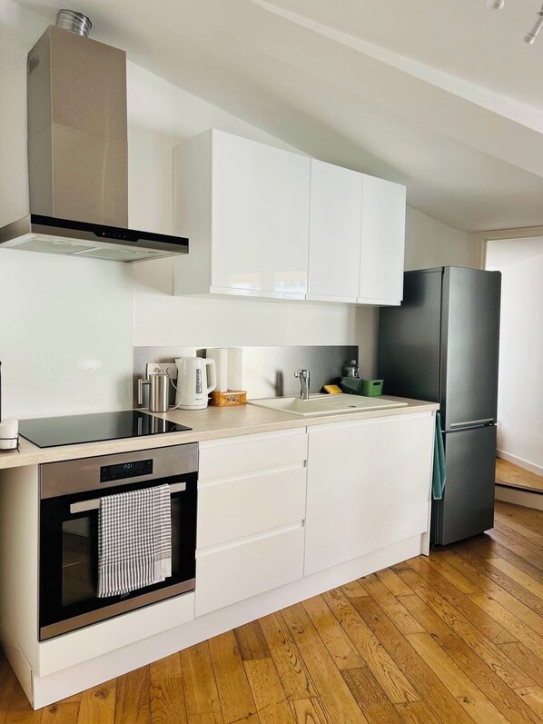 Kühlschrank, Mikrowelle, Ofen, Herdplatte