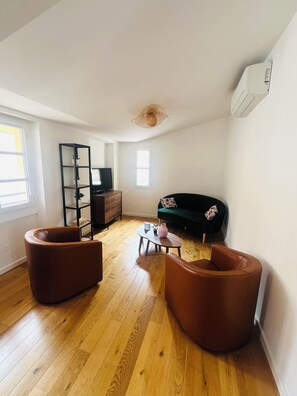 TV, books - Le Chastel, historic center, T3 refurbished (Aix-en-Provence)