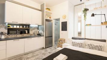 1 habitación, tabla de planchar con plancha y cuna de viaje