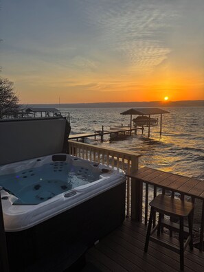 Outdoor spa tub