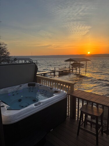 Charming 2 bedroom lakeside cottage with loft