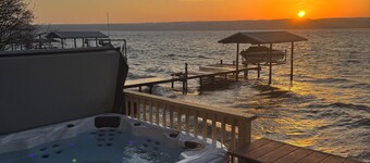 Charming 2 bedroom lakeside cottage with loft