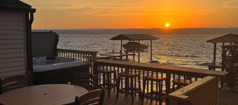 Charming 2 bedroom lakeside cottage with loft