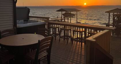 Charming 2 bedroom lakeside cottage with loft