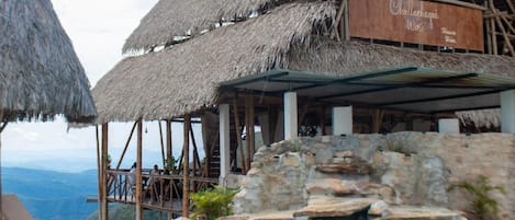 Ulkouima-allas, aurinkovarjoja, aurinkotuoleja