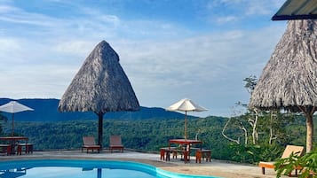 Piscine extérieure, parasols de plage, chaises longues