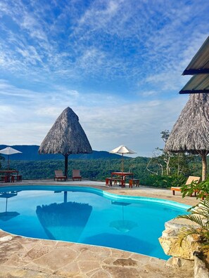 Piscine extérieure, parasols de plage, chaises longues