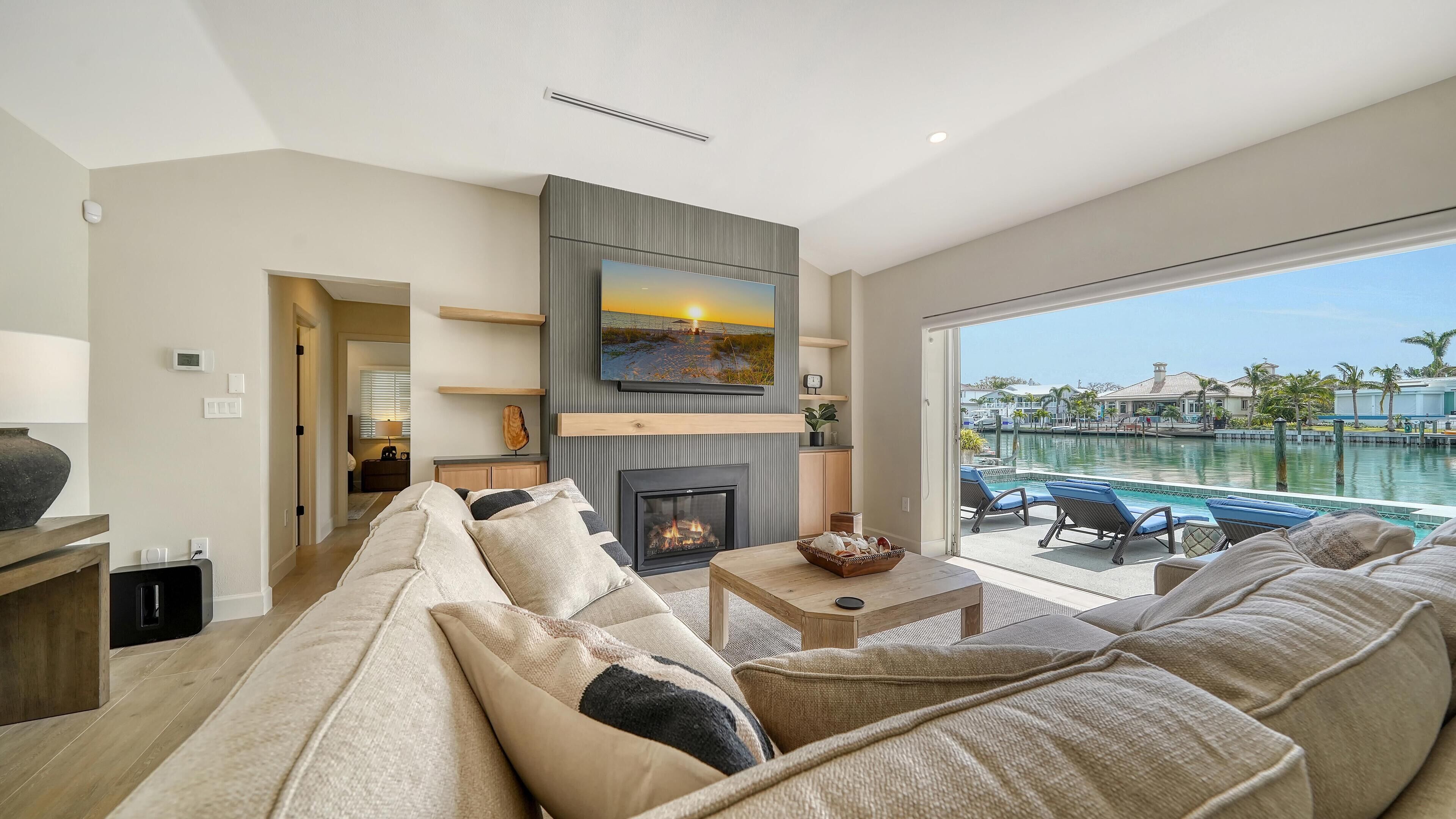 テレビ、暖炉、プリン ター