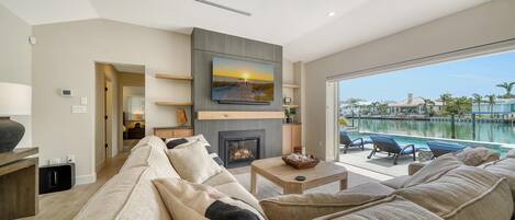 Télévision, cheminée, imprimantes