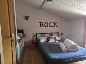 3 chambres, fer et planche à repasser, Wi-Fi, draps fournis