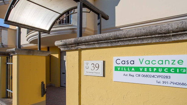 A yellow building with a sign indicating 'Casa Vacanze' and a number '39' on a door. - Villa Vespucci - Pet Friendly (Montesilvano)