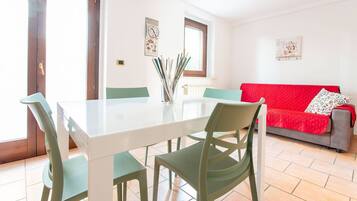 House, 2 Bedrooms, Balcony, Garden View | Dining room