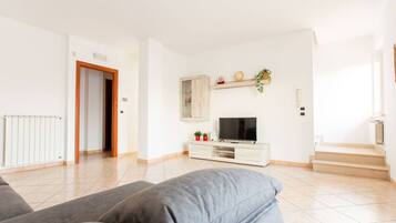 House, 2 Bedrooms, Balcony, Garden View | Living room | Books