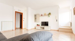 Casa, 2 quartos, sacada, vista para o jardim | Sala de estar | Livros